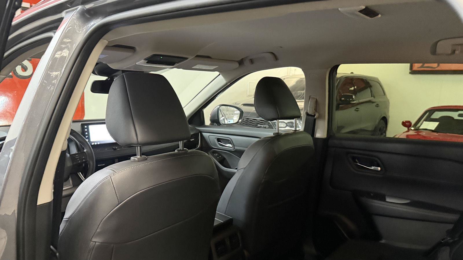 Used 2025 Nissan Rogue SL AWD/4WD image 23