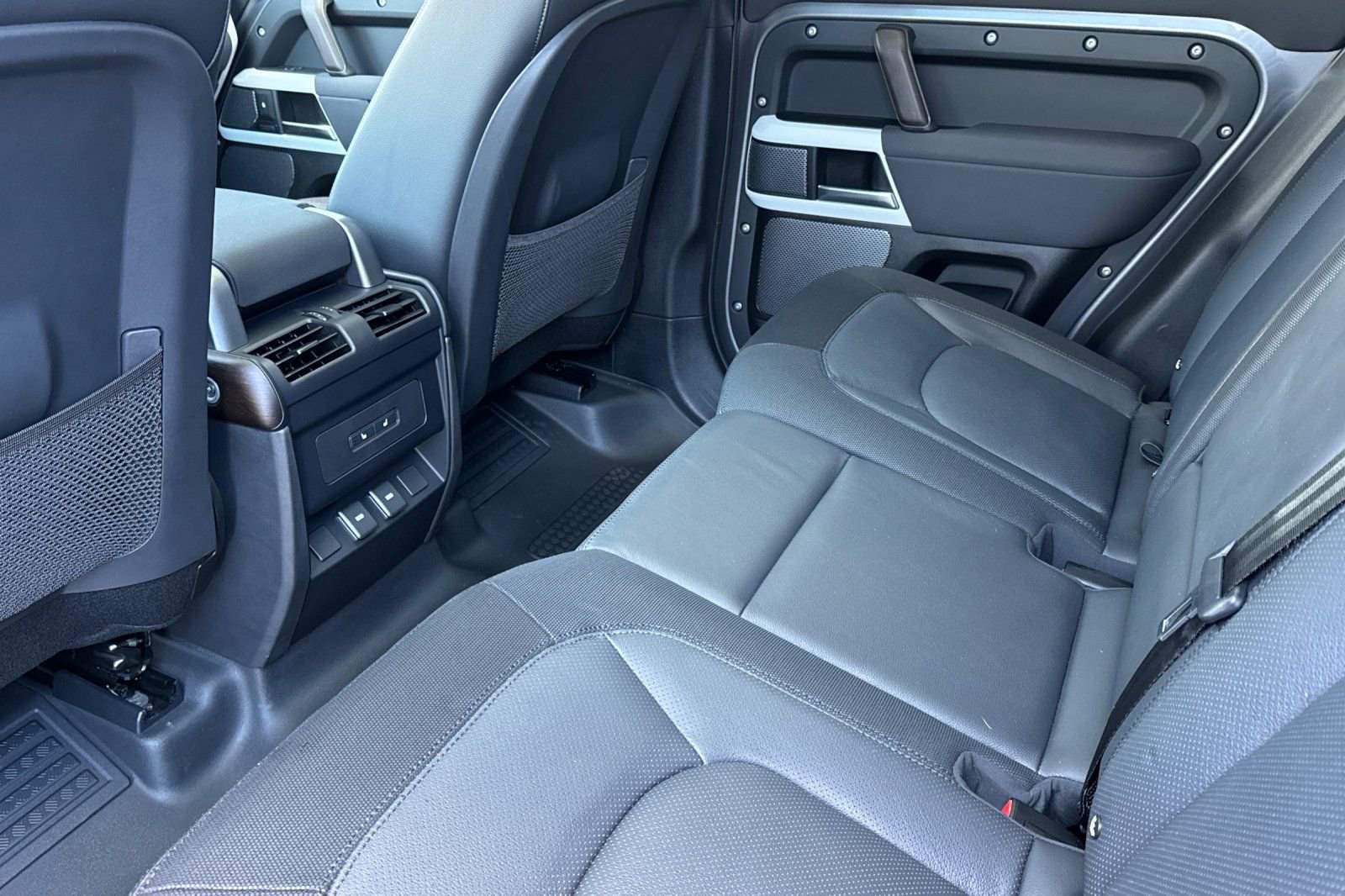 Used 2023 Land Rover Defender 110 X-Dynamic SE image 12