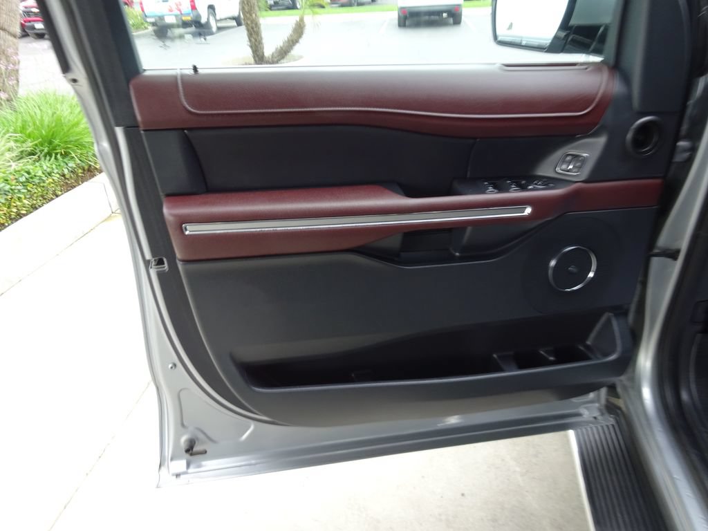Used 2022 Ford Expedition Limited AWD/4WD image 25