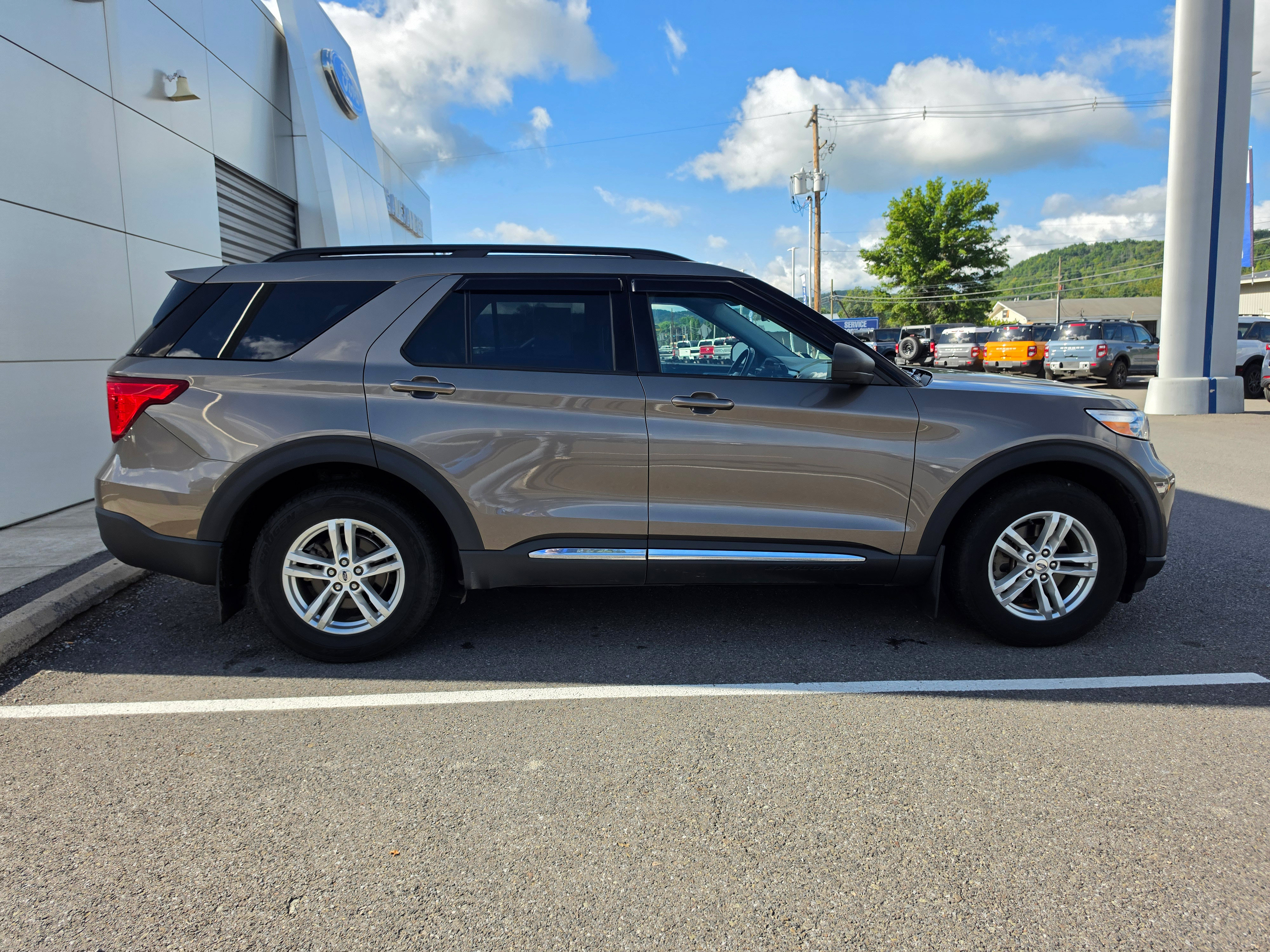 Used 2021 Ford Explorer XLT w/ Equipment Group 202A AWD/4WD image 2
