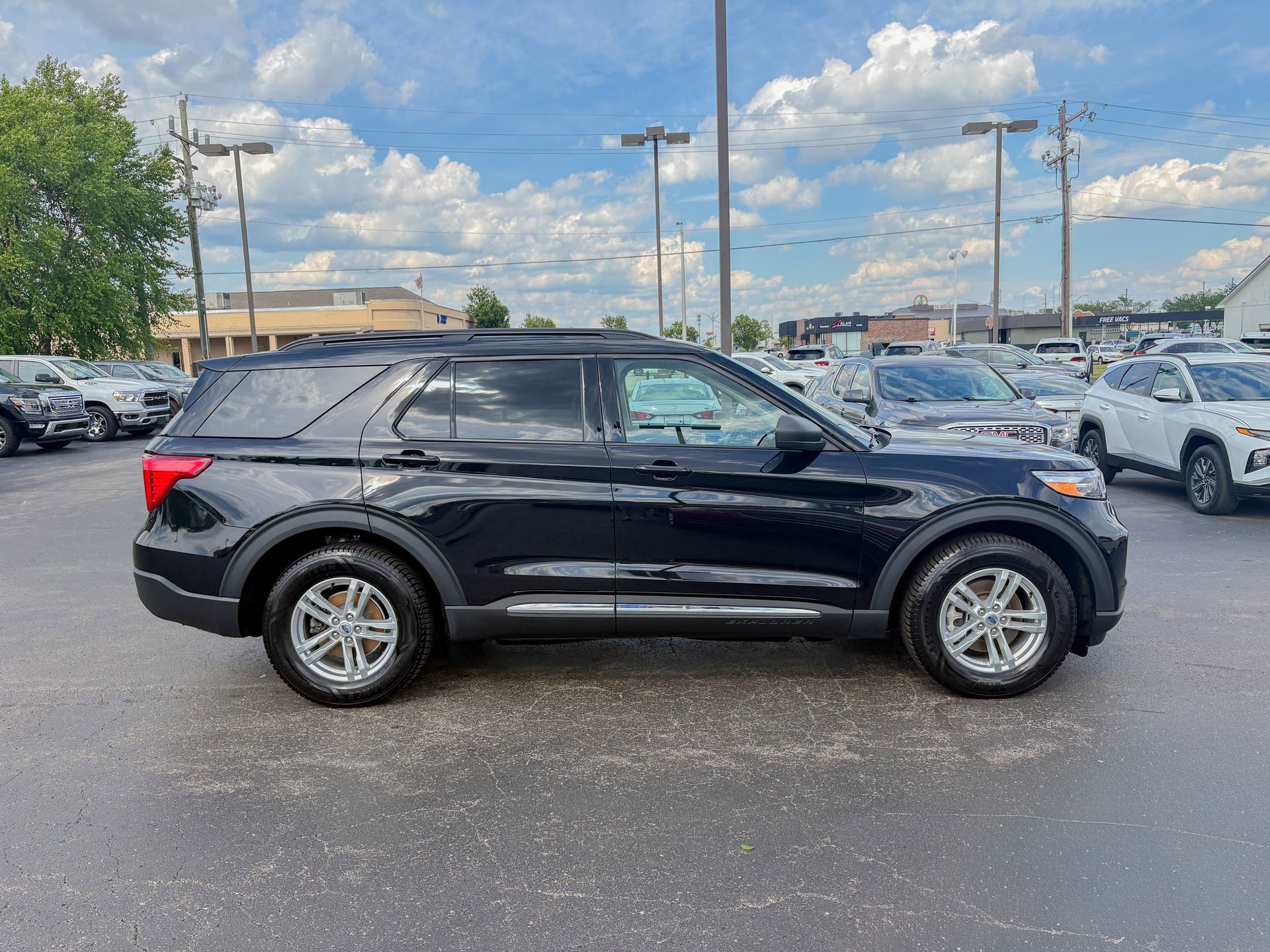 Used 2022 Ford Explorer XLT w/ Equipment Group 202A AWD/4WD image 19