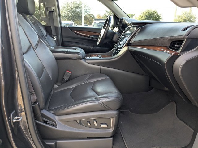 Used 2017 Cadillac Escalade Luxury image 24