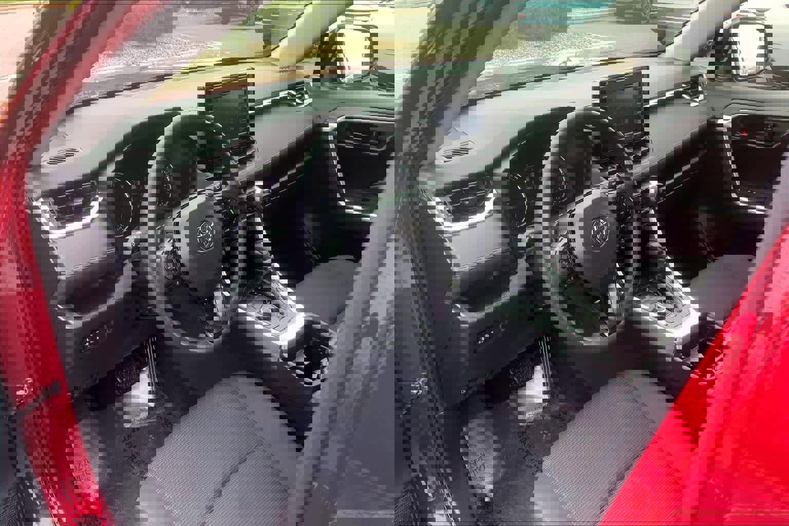 Used 2021 Toyota RAV4 LE image 18