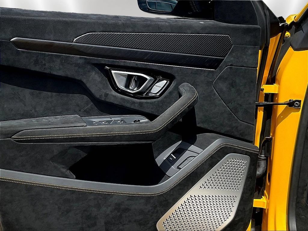 Used 2023 Lamborghini Urus Performante AWD/4WD image 19