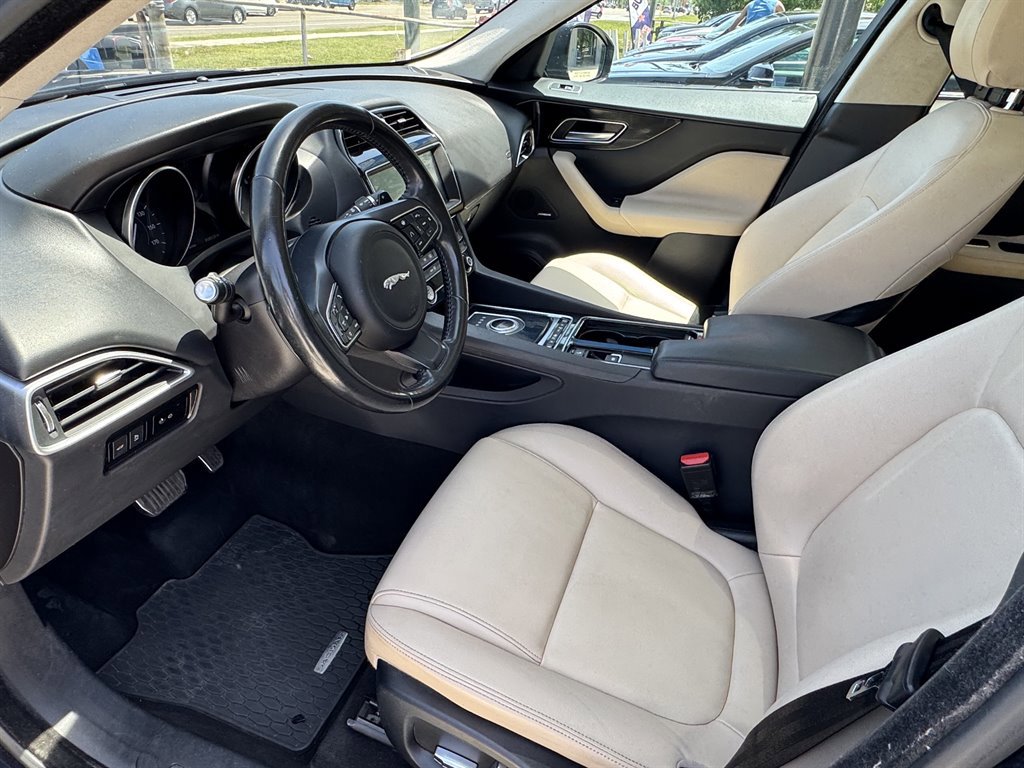 Used 2019 Jaguar F-PACE Premium image 12
