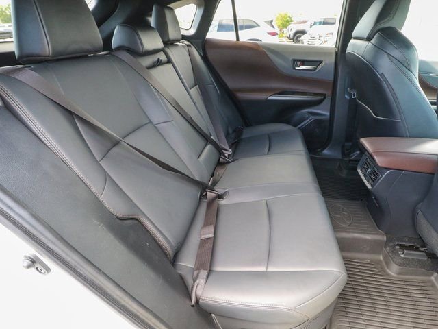 Used 2022 Toyota Venza XLE image 24
