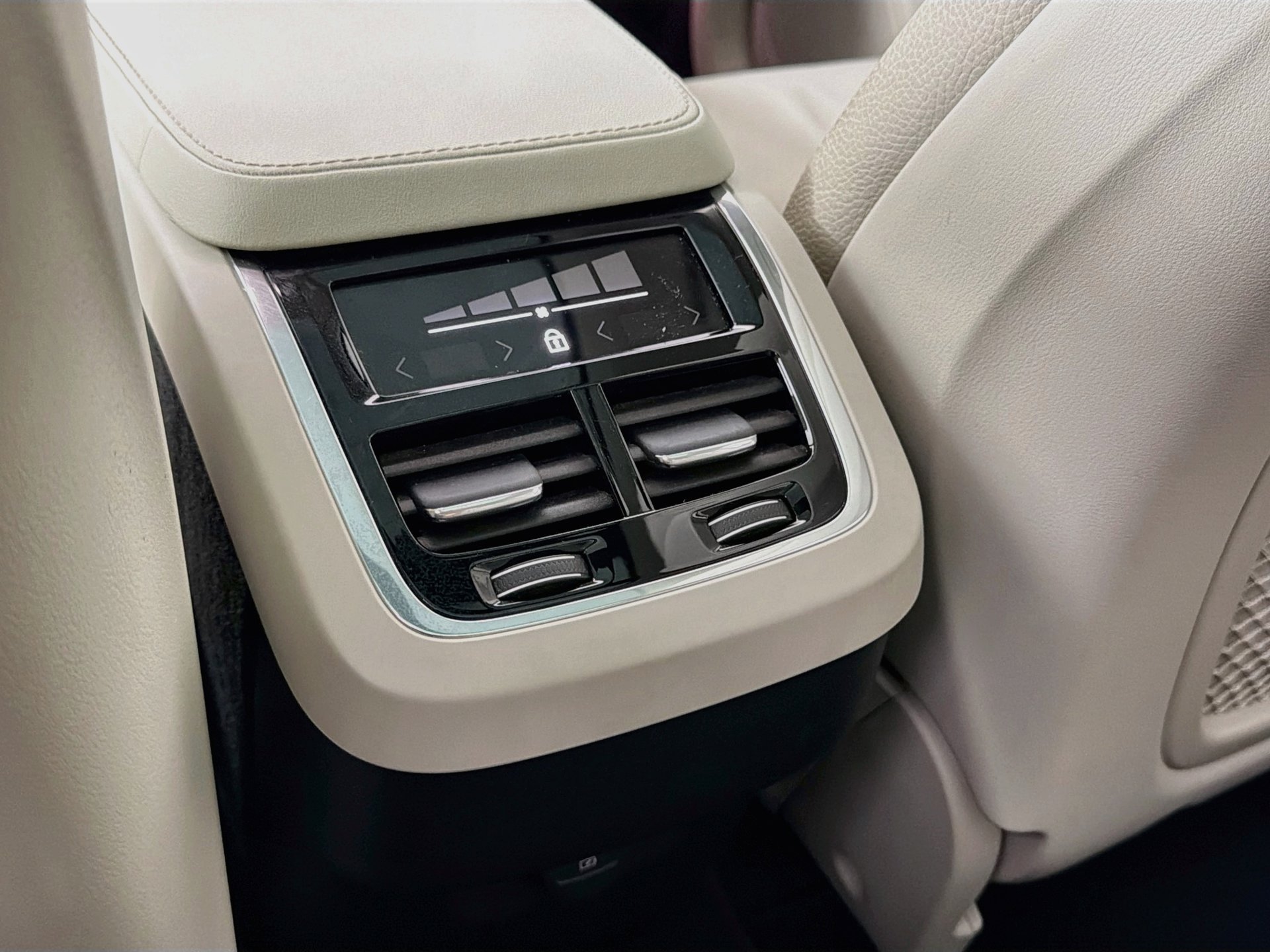 Certified 2023 Volvo XC90 B6 Core w/ Protection Package AWD/4WD image 27