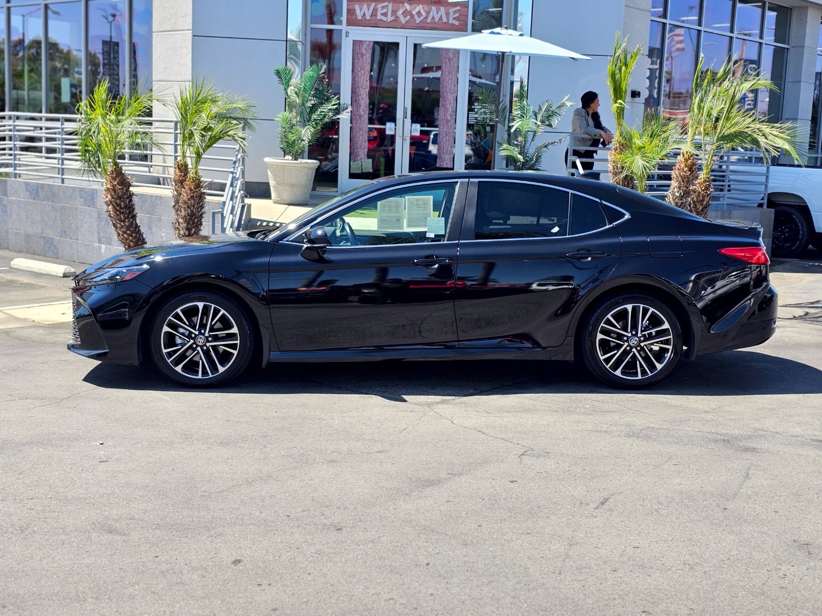 Used 2025 Toyota Camry XLE FWD image 5