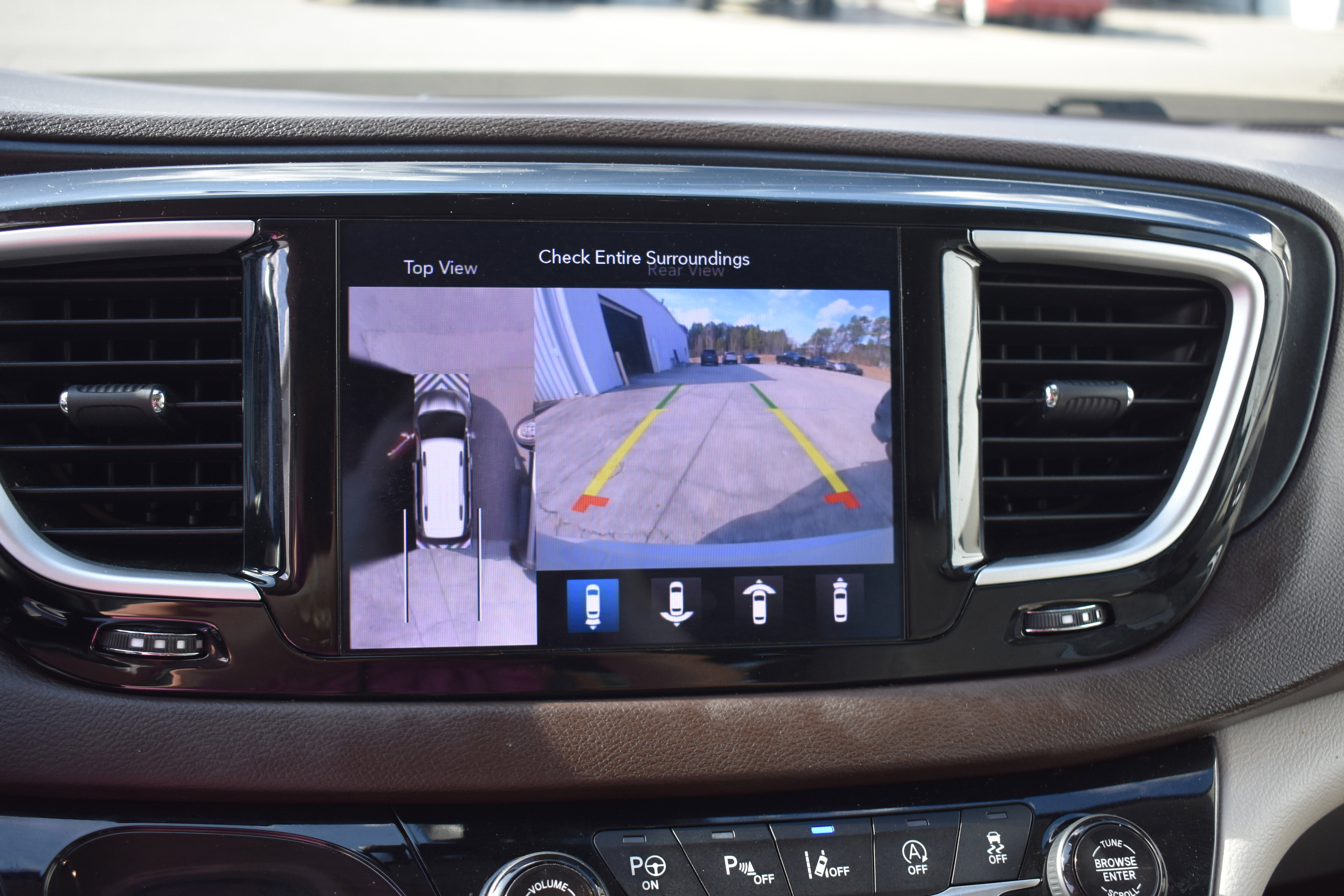 Used 2020 Chrysler Pacifica Touring-L Plus w/ Tire & Wheel Group image 18