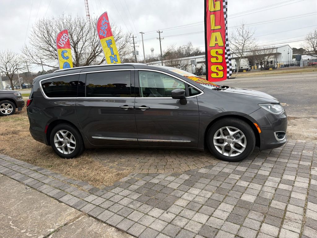 Used 2019 Chrysler Pacifica Touring-L w/ Tire & Wheel Group image 14