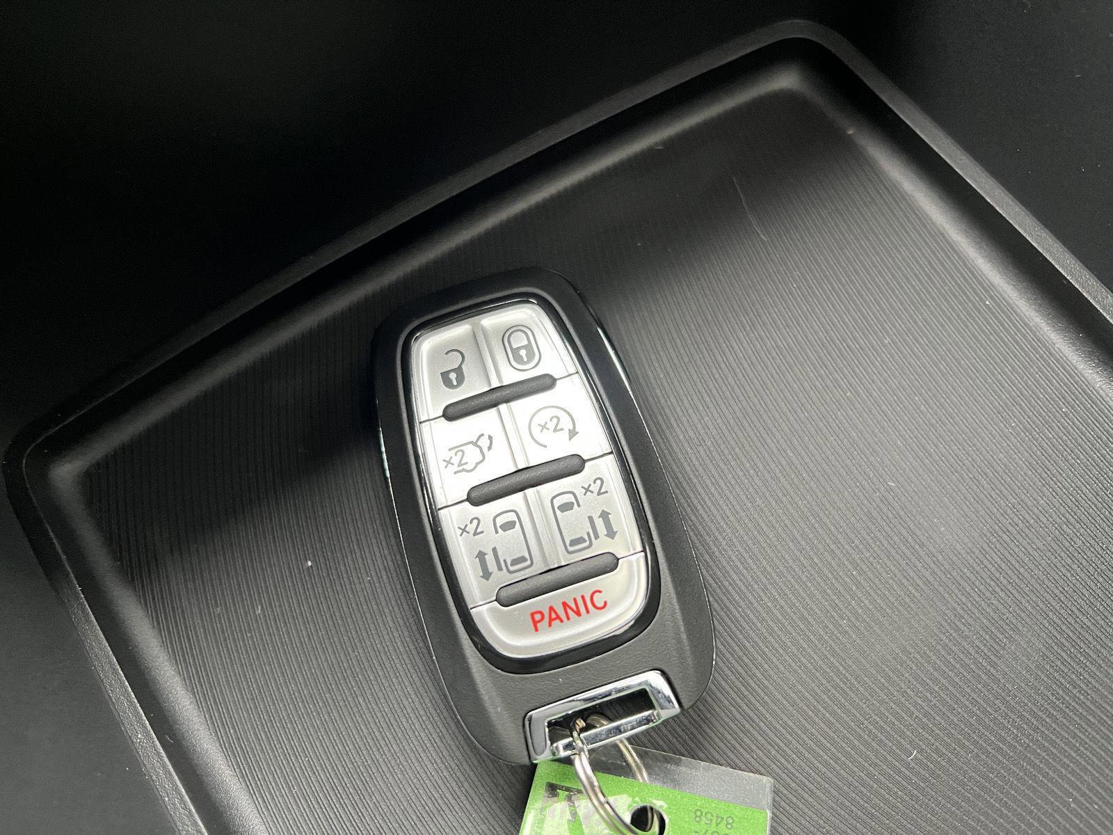 New 2026 Chrysler Pacifica Select image 11