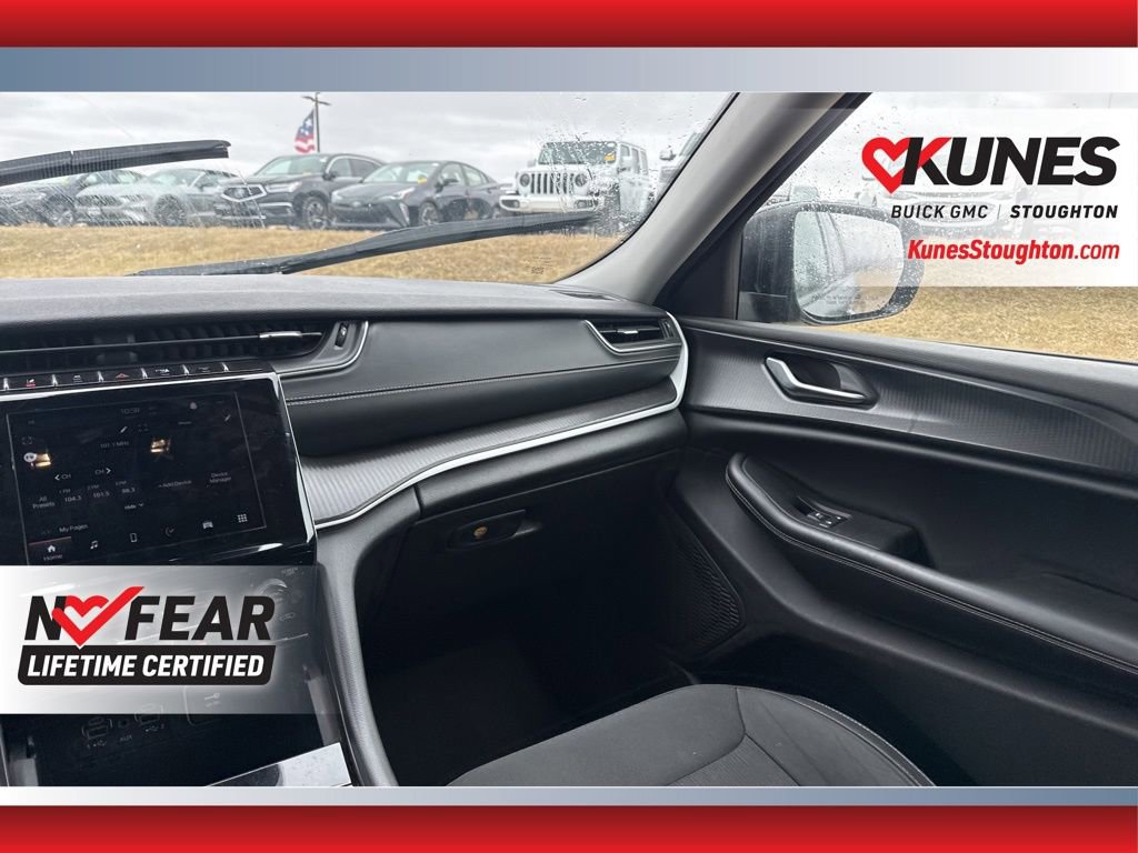 Used 2024 Jeep Grand Cherokee Laredo image 41