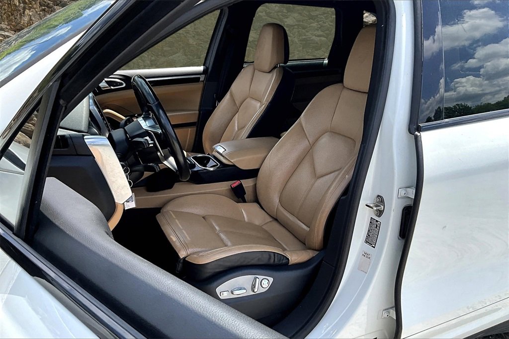 Used 2018 Porsche Cayenne Platinum Edition w/ Premium Package Plus image 23