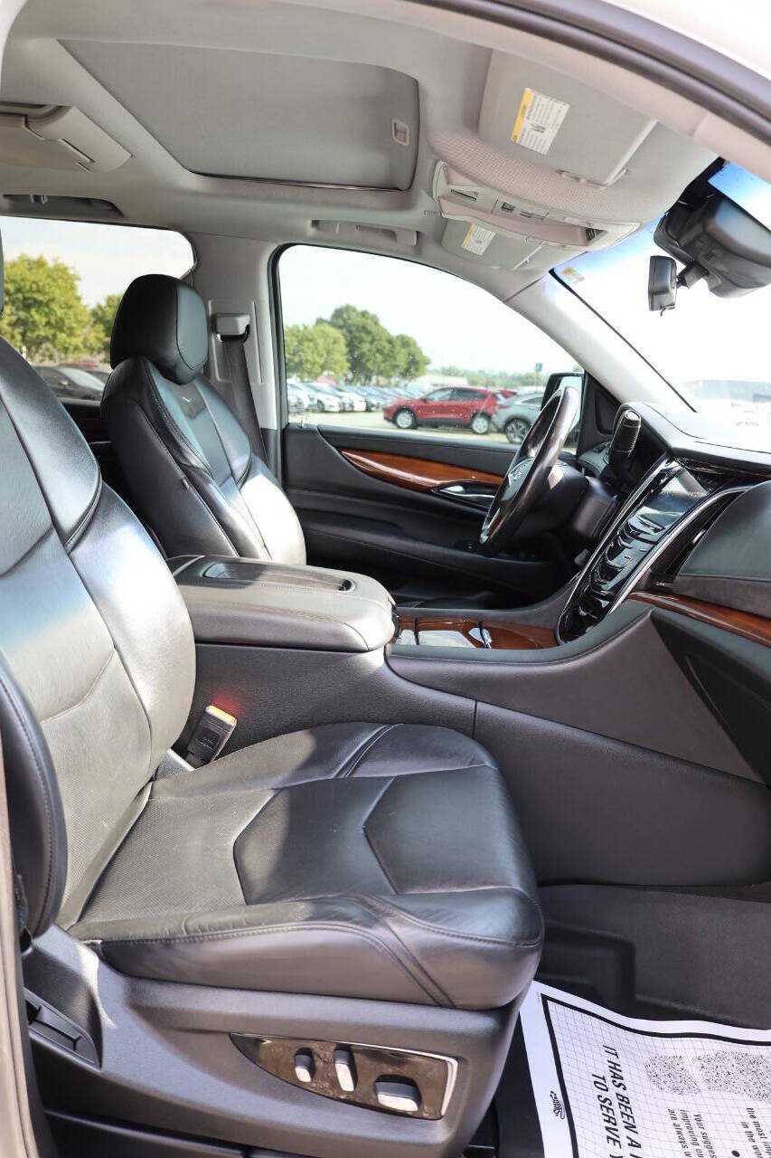 Used 2019 Cadillac Escalade ESV Luxury AWD/4WD image 15
