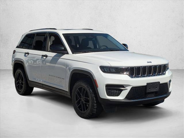 Used 2023 Jeep Grand Cherokee Laredo w/ Luxury Tech Group I AWD/4WD image 3