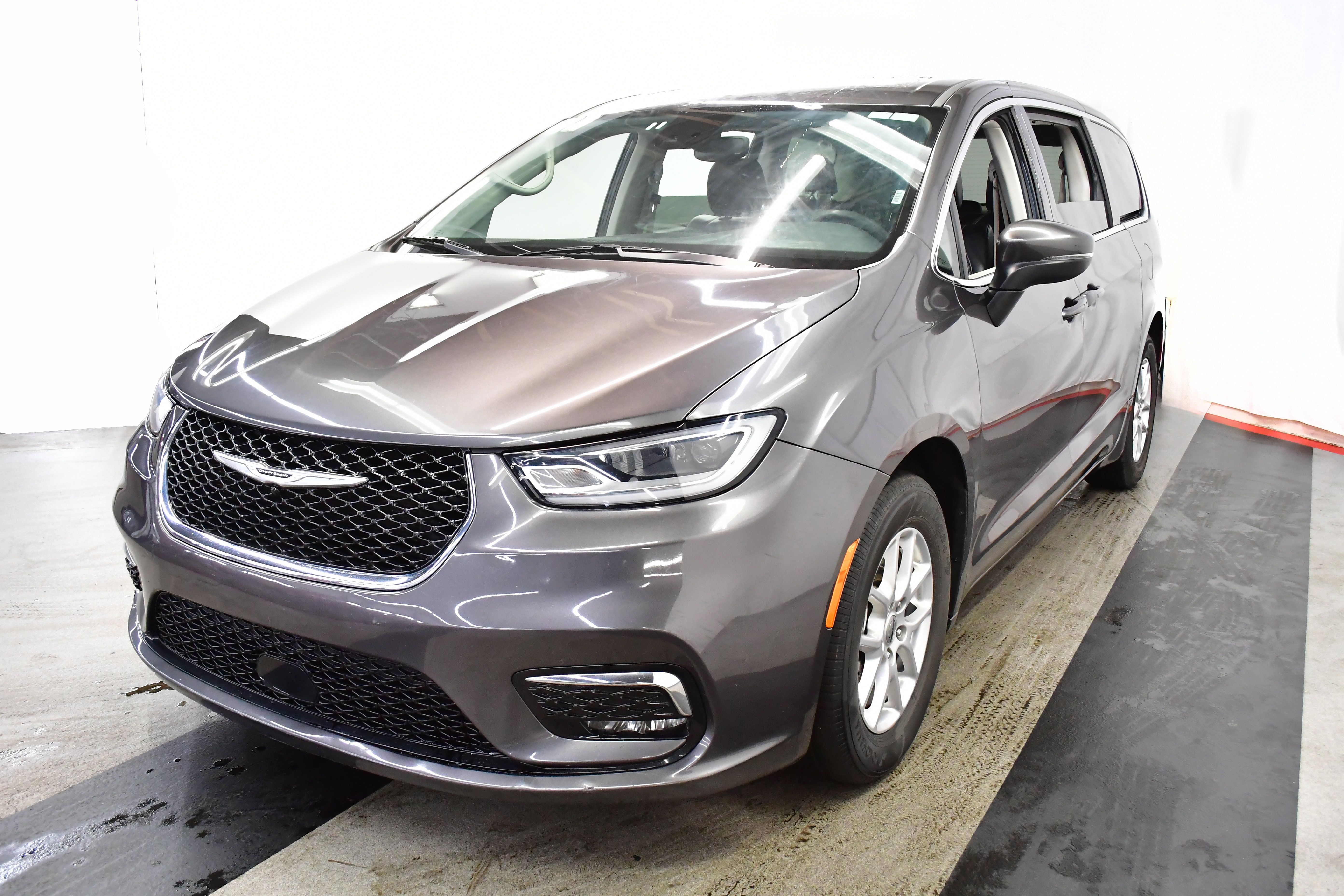 Used 2023 Chrysler Pacifica Touring-L FWD image 4