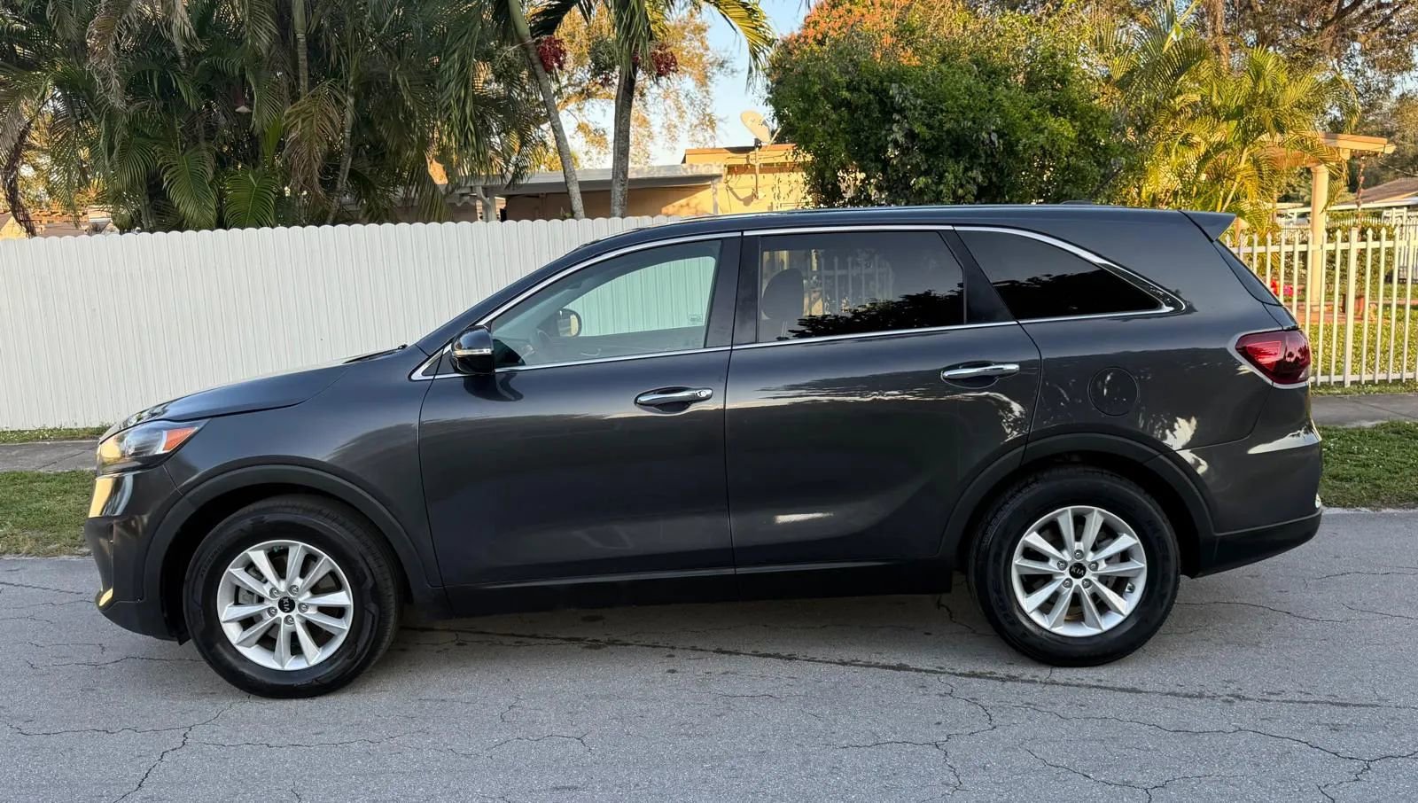 Used 2019 Kia Sorento LX image 3