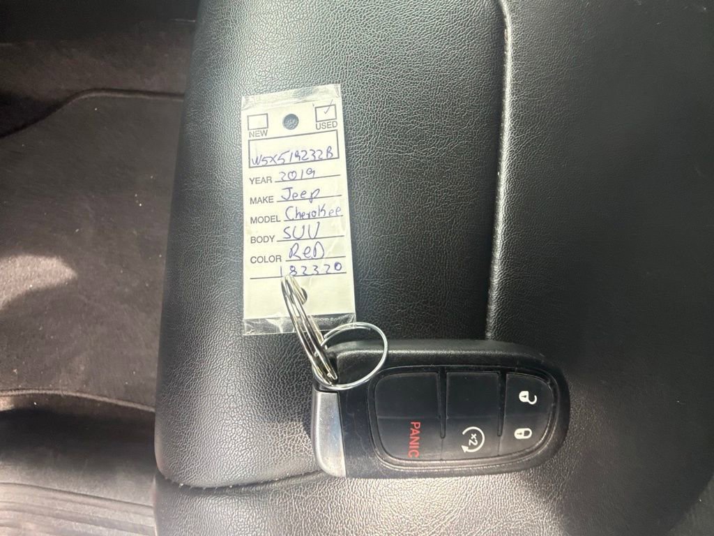 Certified 2019 Jeep Cherokee Latitude Plus image 39