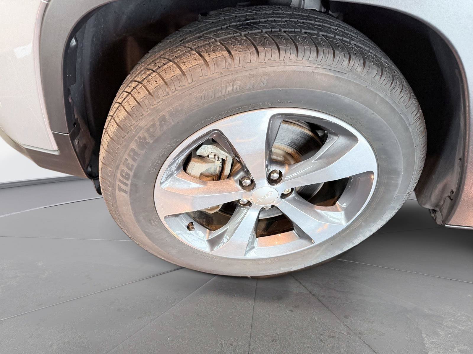 Used 2019 Jeep Cherokee Limited AWD/4WD image 43