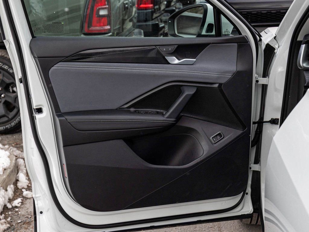 Used 2025 Volkswagen Tiguan SE image 11