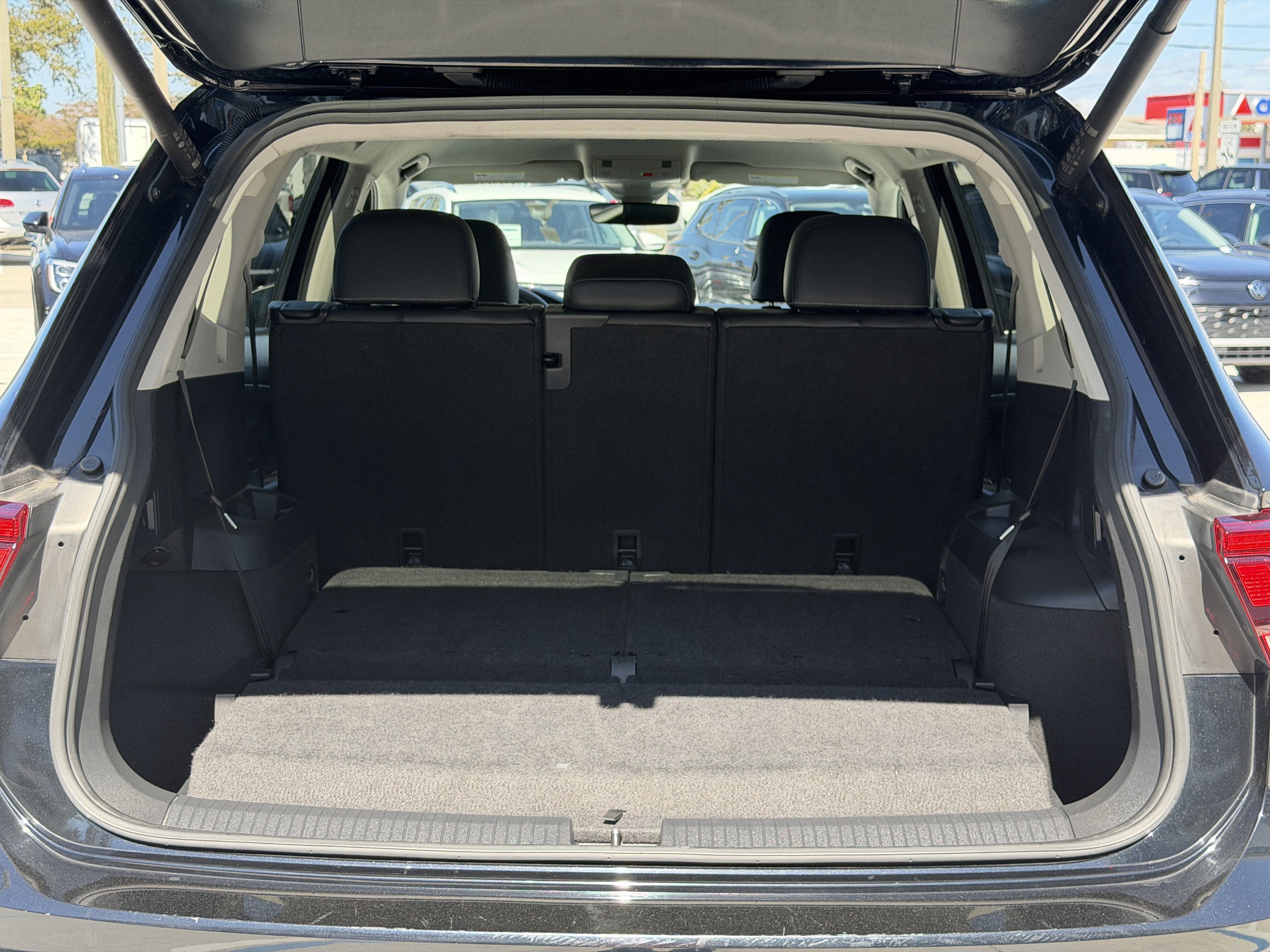 Used 2024 Volkswagen Tiguan SE image 10