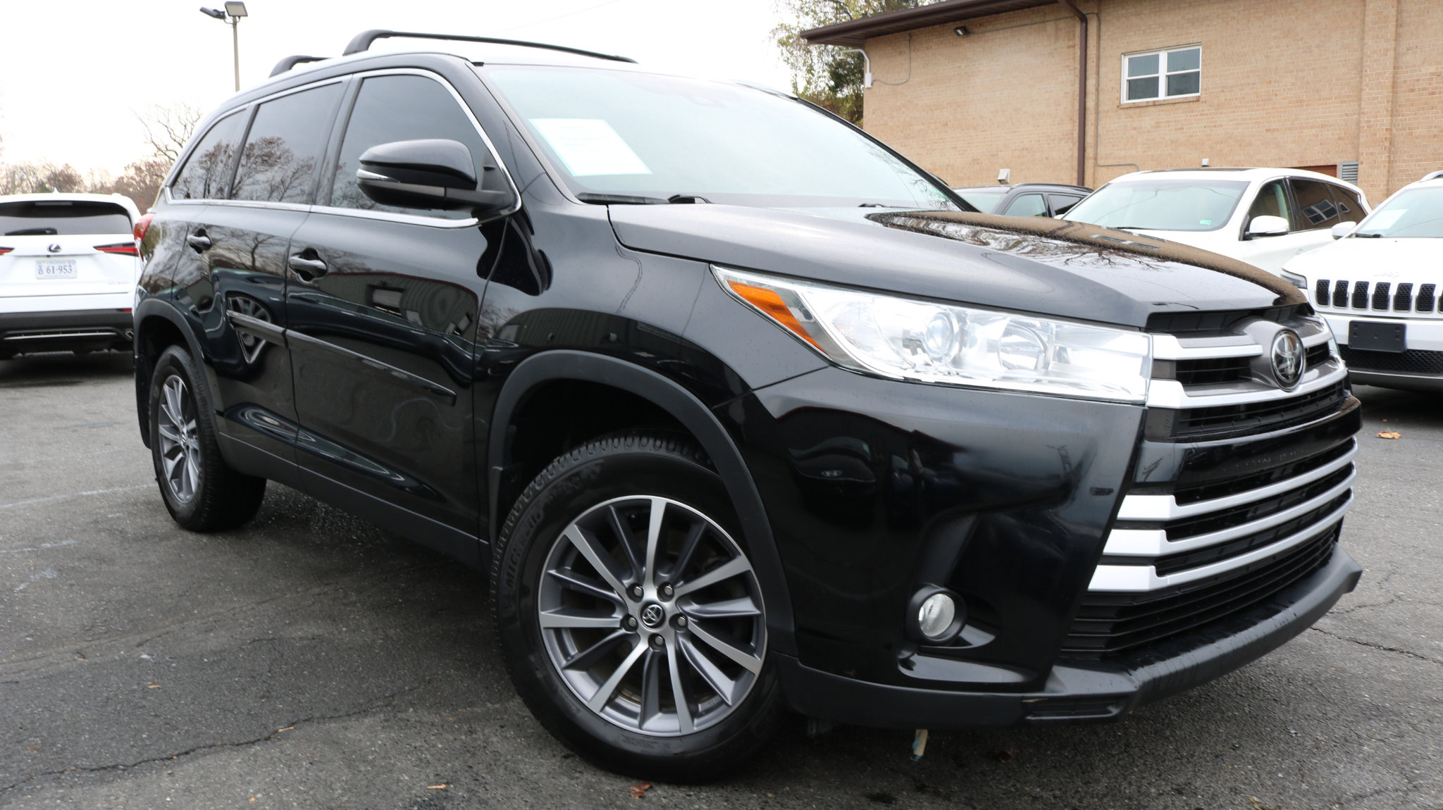 Used 2019 Toyota Highlander XLE image 3