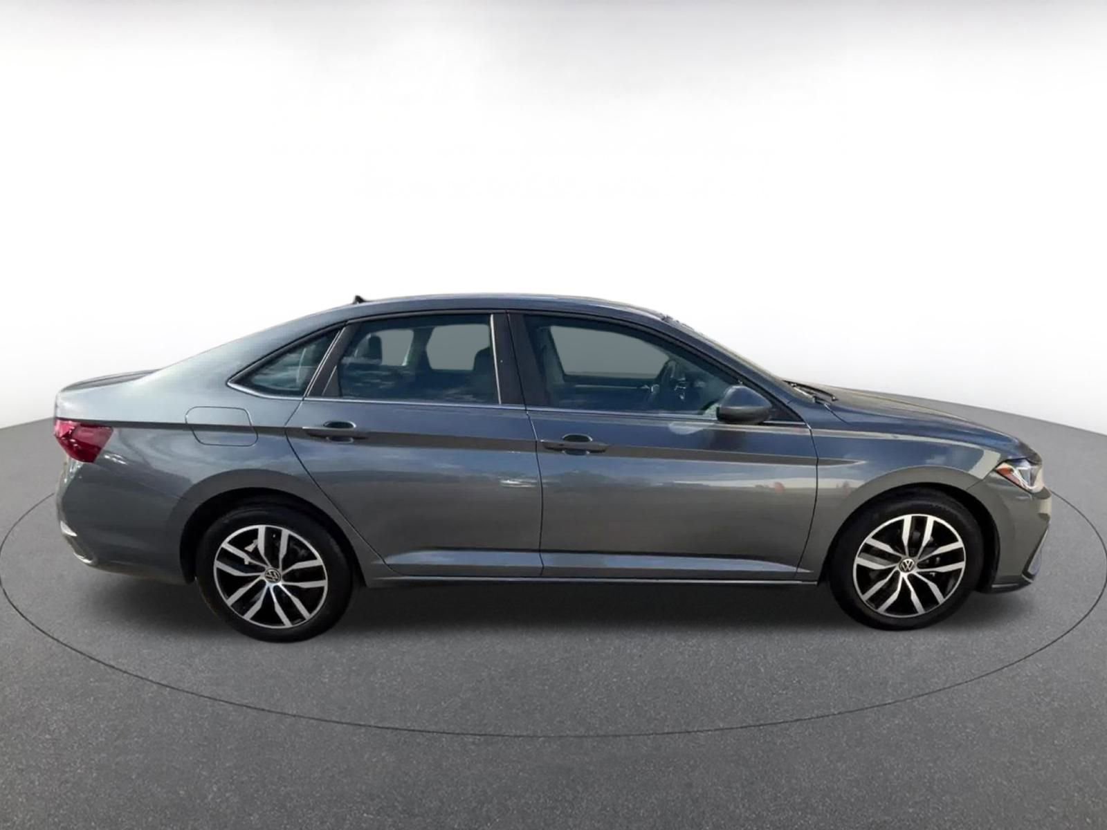 Used 2025 Volkswagen Jetta SE image 16