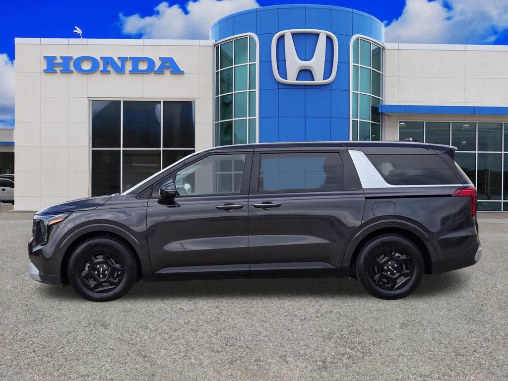 Used 2025 Kia Carnival FWD image 6