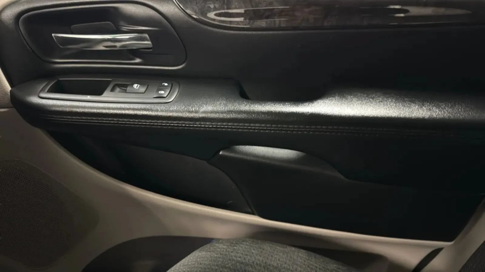 Used 2015 Dodge Grand Caravan SXT FWD image 16