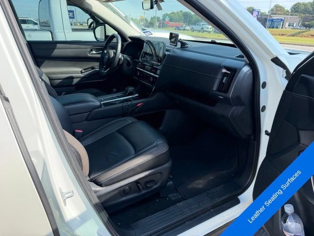Used 2023 Nissan Pathfinder SL FWD image 16