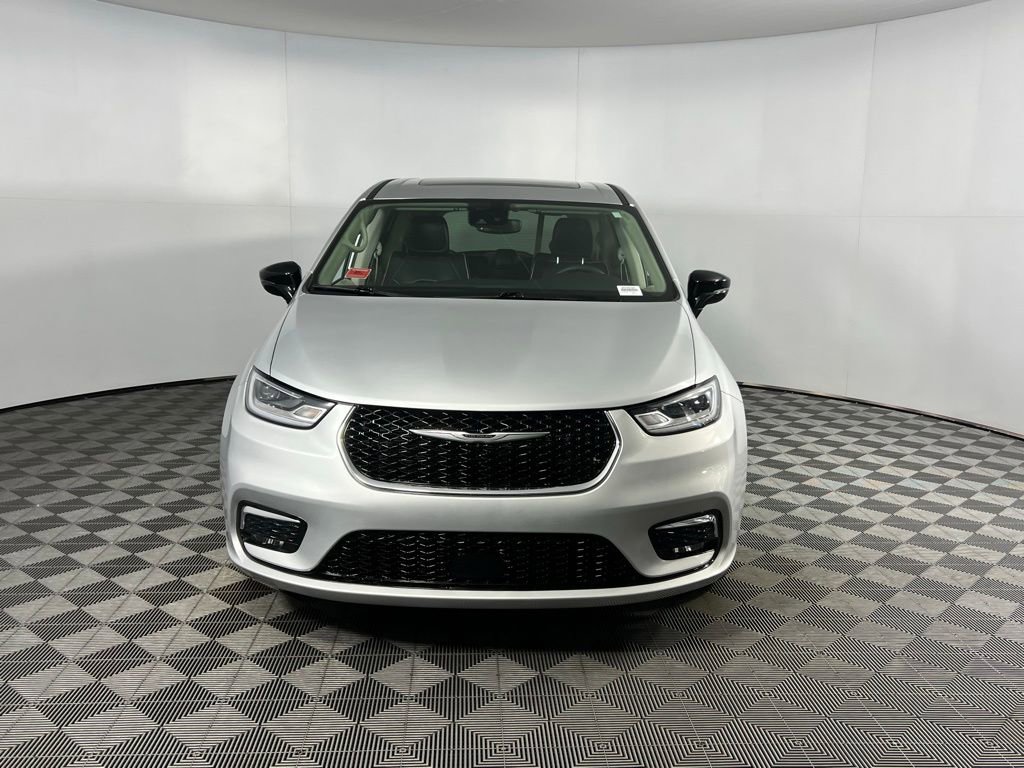 Used 2024 Chrysler Pacifica Limited image 12