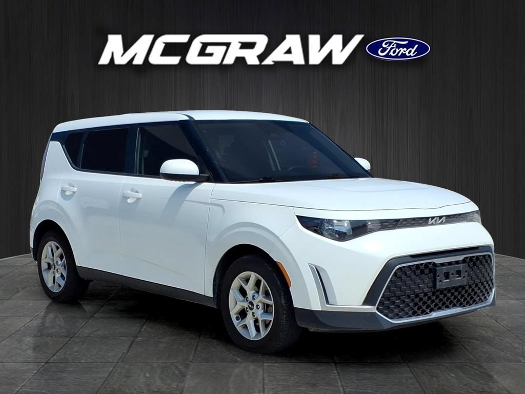 Used 2024 Kia Soul LX w/ Option Group 015 FWD image 3