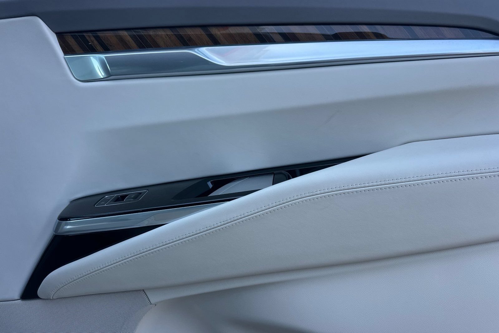 Certified 2025 Cadillac Escalade ESV Premium Luxury Platinum AWD/4WD image 21