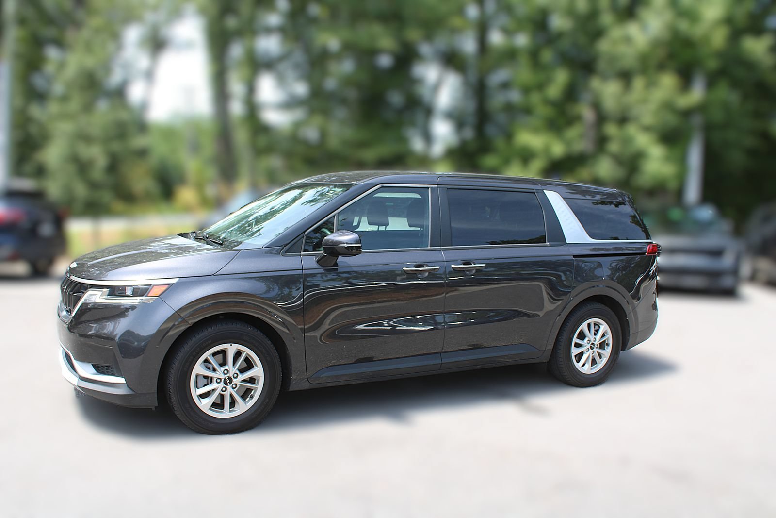 Used 2024 Kia Carnival LX FWD image 4