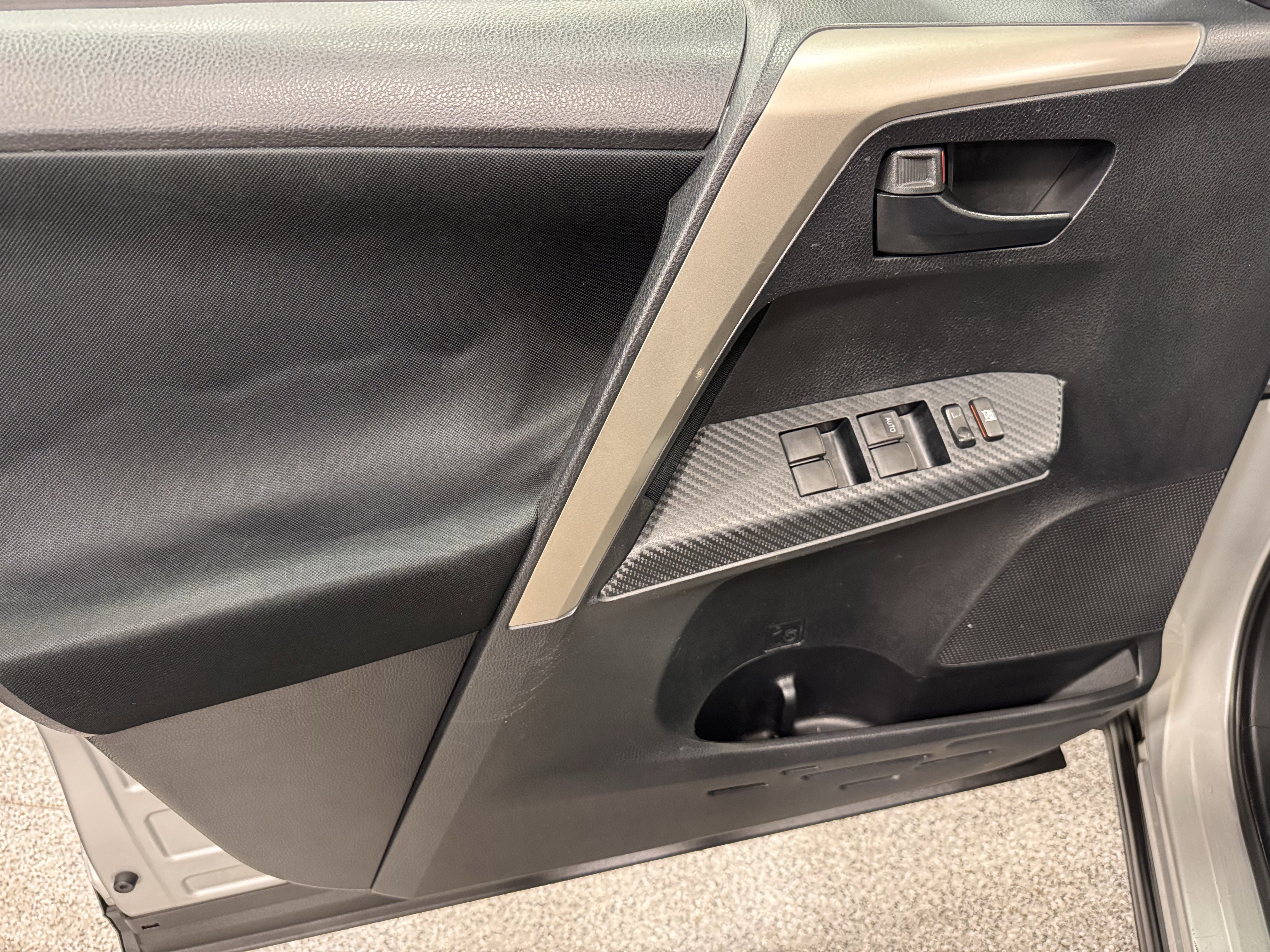 Used 2015 Toyota RAV4 LE image 20