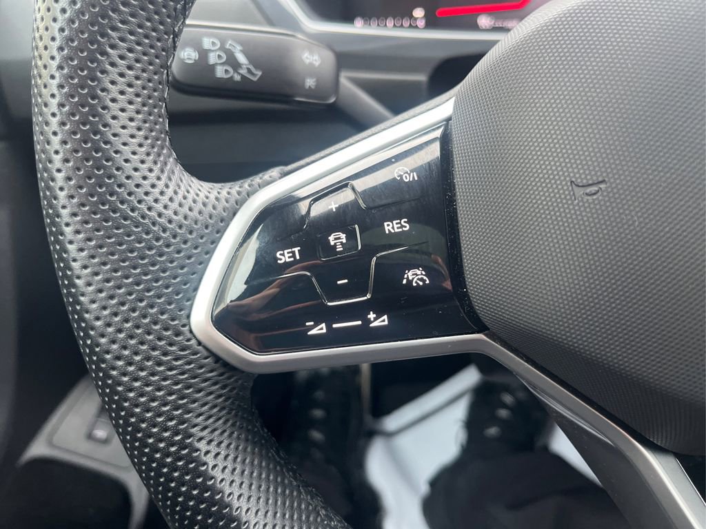 Used 2024 Volkswagen Tiguan SE R-Line image 31