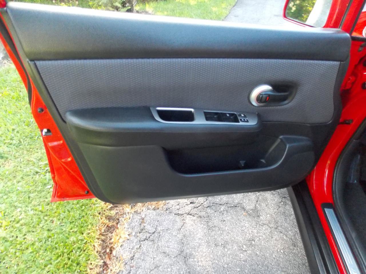 Used 2007 Nissan Versa Hatchback FWD image 17