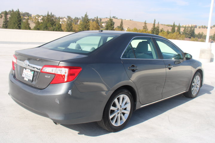 Used 2012 Toyota Camry XLE w/ Convenience Pkg FWD image 3