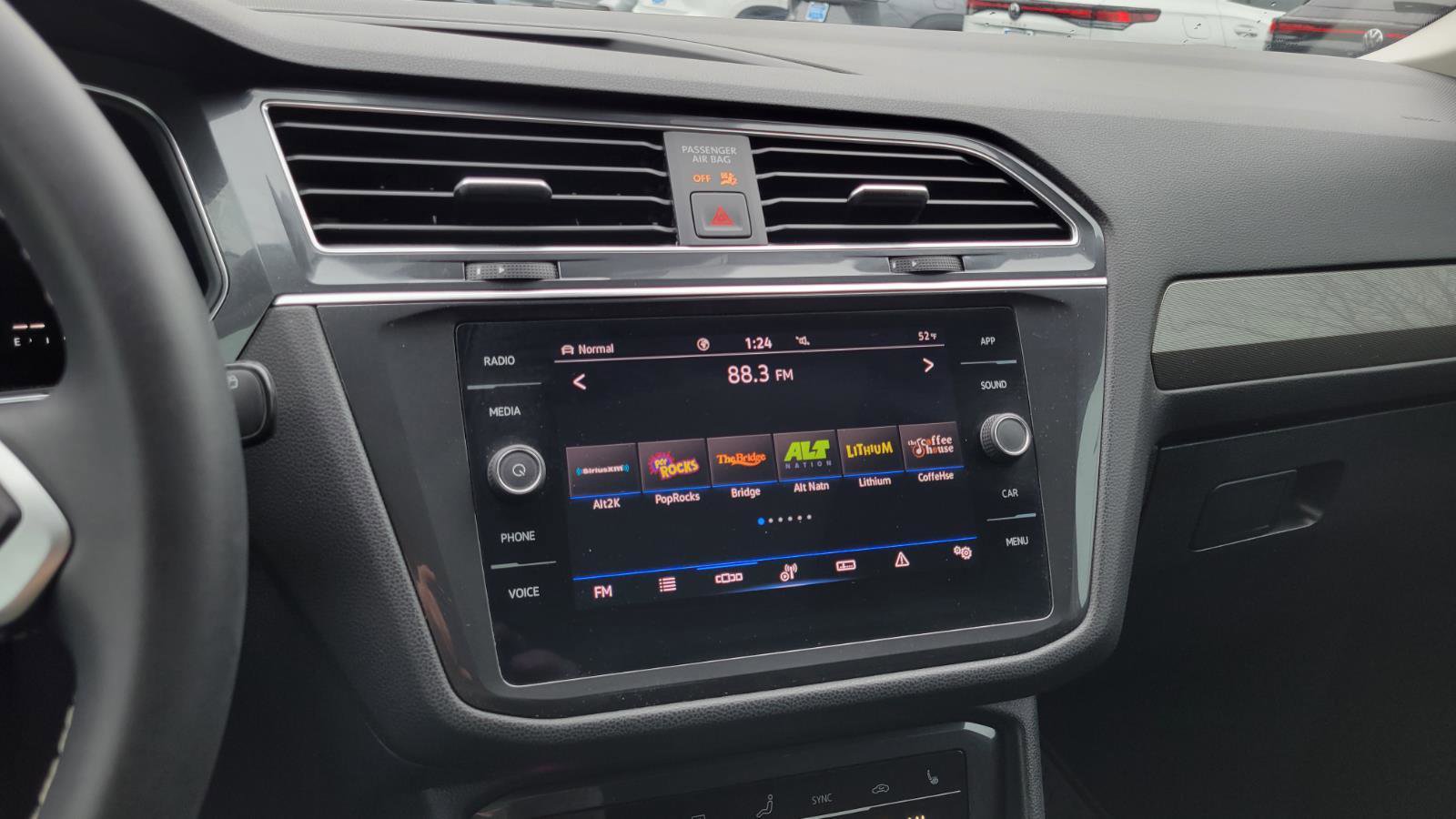 Used 2022 Volkswagen Tiguan SE w/ Panoramic Sunroof Package image 25