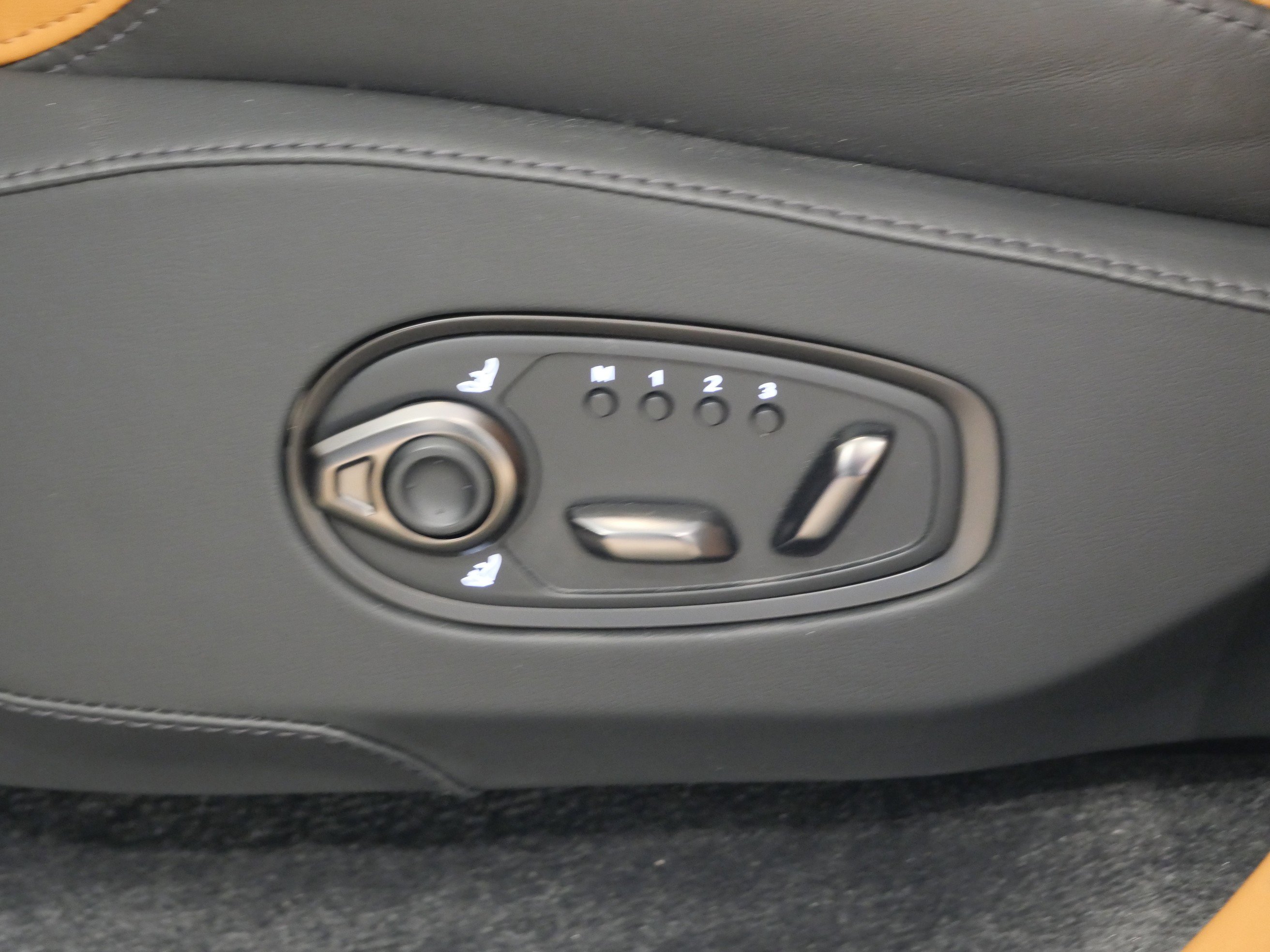 Used 2023 Aston Martin DBX image 13