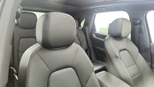 Used 2025 Porsche Cayenne w/ Premium Package image 21