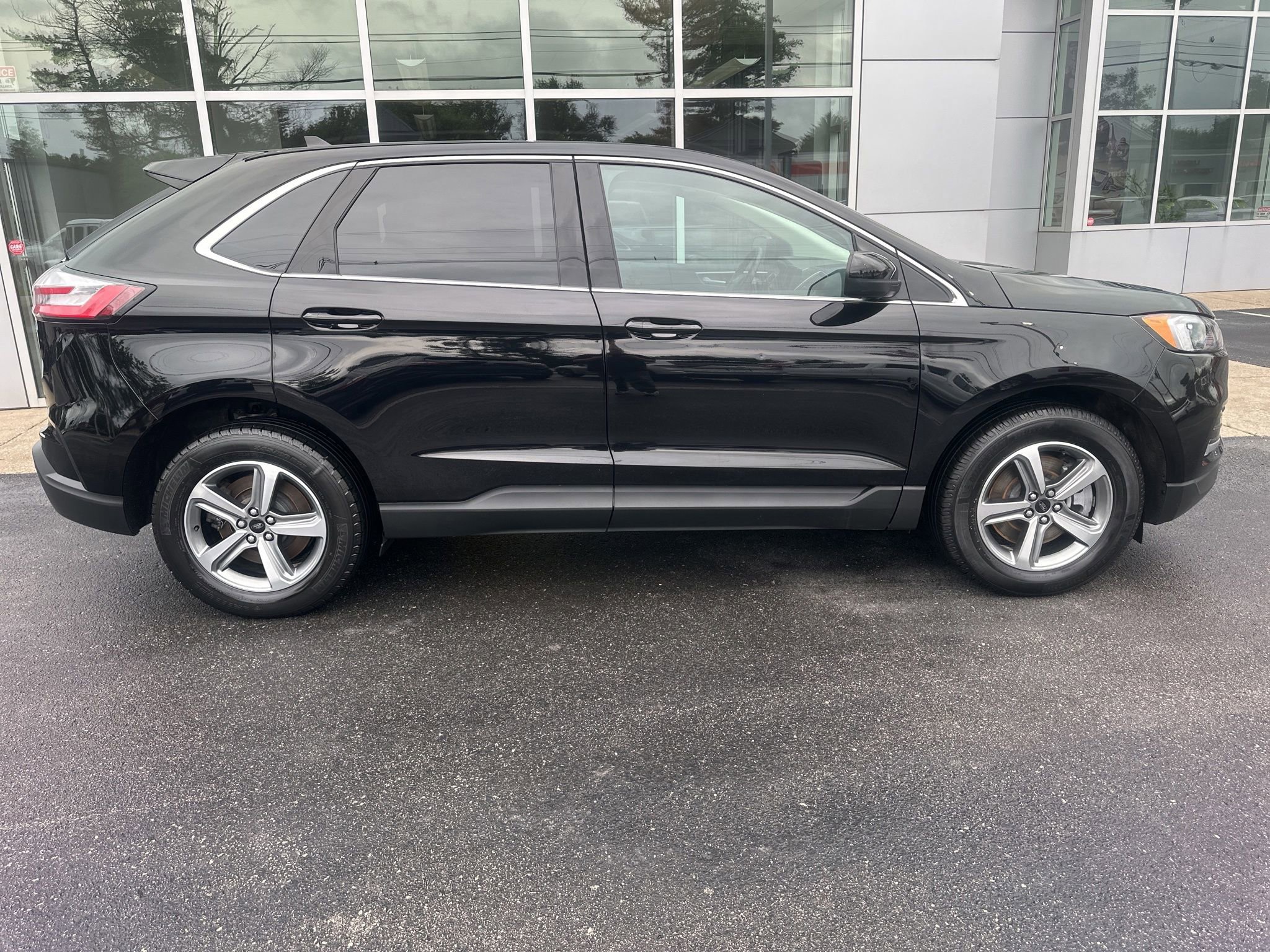 Used 2024 Ford Edge SEL w/ Convenience Package AWD/4WD image 2