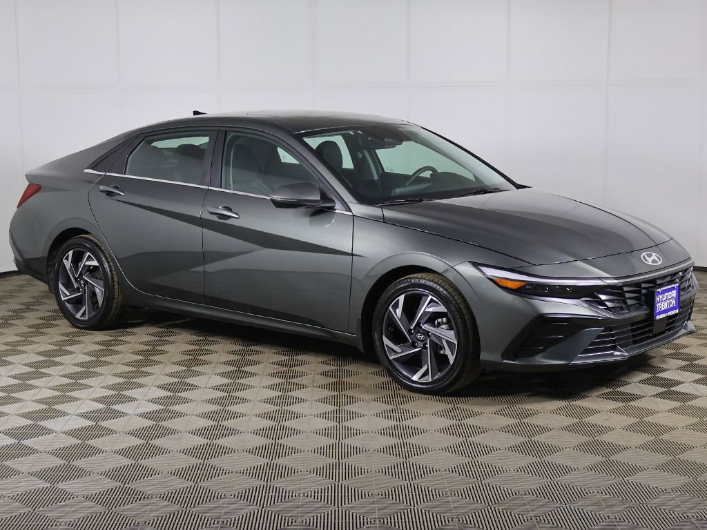 Used 2025 Hyundai Elantra Limited FWD image 2