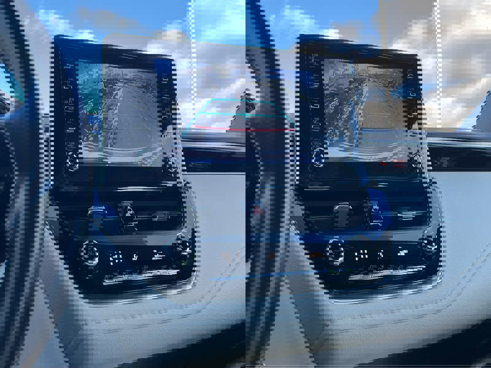 Used 2020 Toyota Corolla SE w/ Body Protection Package image 34