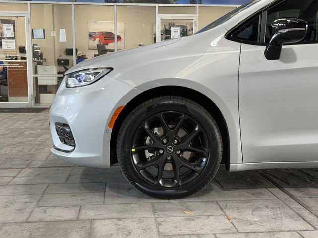 New 2026 Chrysler Pacifica Select w/ S Appearance Package image 9