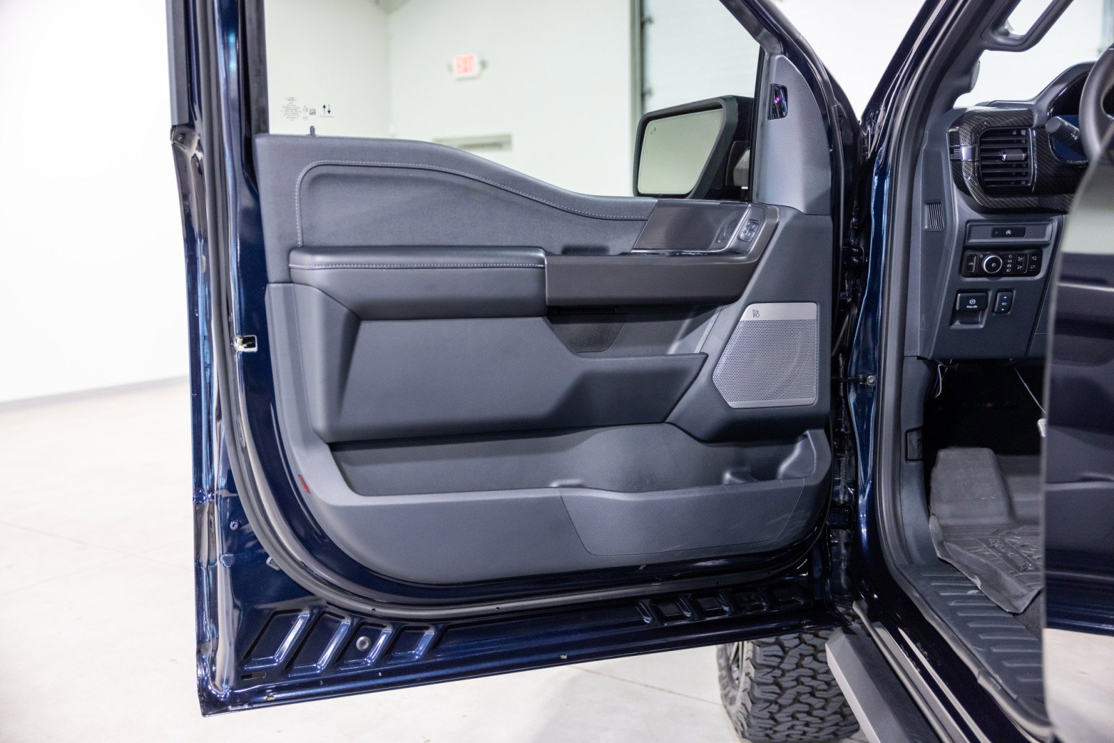 Used 2025 Ford F150 Lariat w/ Equipment Group 501A Mid image 29