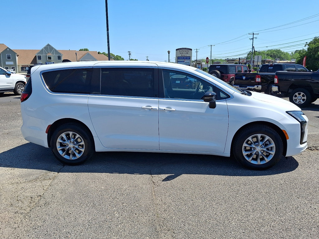 New 2027 Chrysler Pacifica Select AWD/4WD image 4