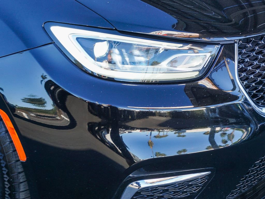 Used 2024 Chrysler Pacifica Touring-L FWD image 11