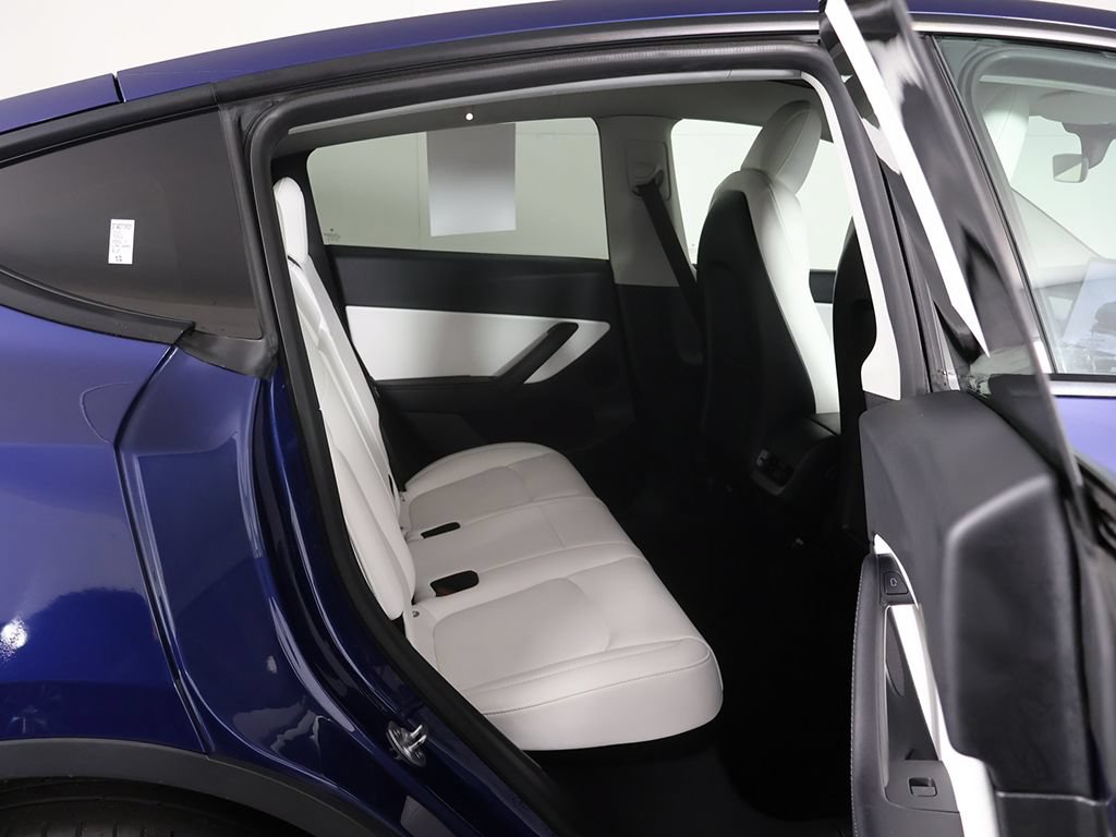 Used 2022 Tesla Model Y Long Range AWD/4WD image 27