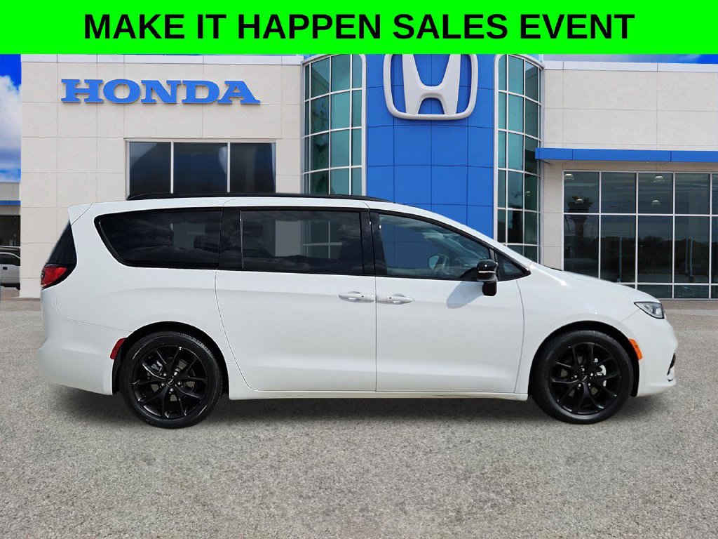 Used 2025 Chrysler Pacifica Limited FWD image 2